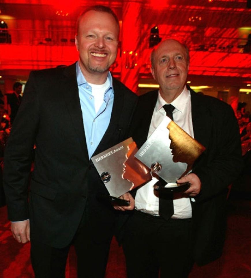 Stolz präsentierten Reiner Calmund und Stefan Raab ihre Auszeichnungen