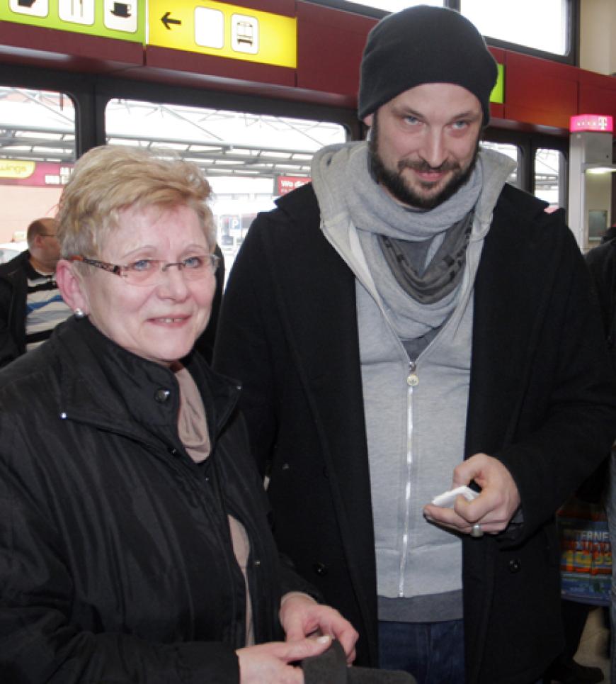 Nur noch wenige Augenblicke, dann können Mutter Roswitha Kusmagk und Steffen Zimmermann, Barchef und Mitbesitzer der Bar