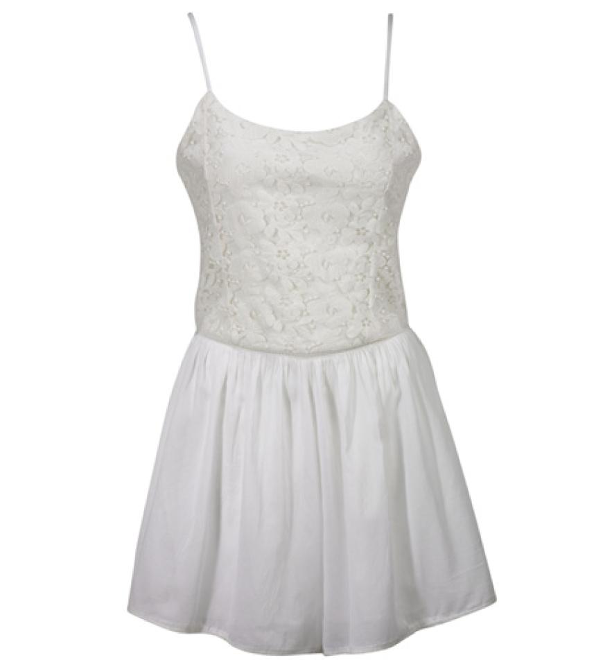 Unschuldiges Weiß, zarte Spitze und eine feminine Silhouette machen aus diesem Playsuit von Gina Tricot (ca. 40 Euro) einen sommerlichen Hingucker.