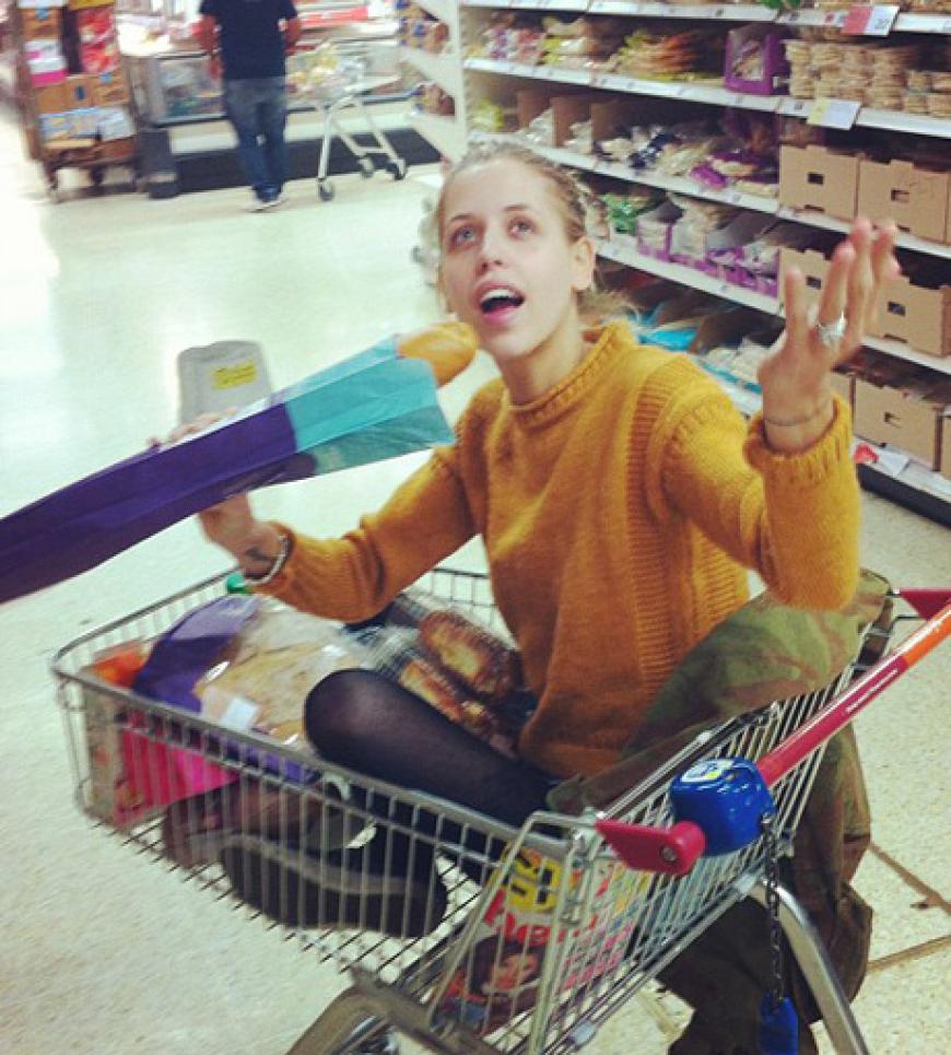 Einen Clown gefrühstückt hatte wohl Peaches-Geldof. Diesen Schnappschuss im Einkaufswagen mit Baguettestangen-Mikro kommentierte sie mit: