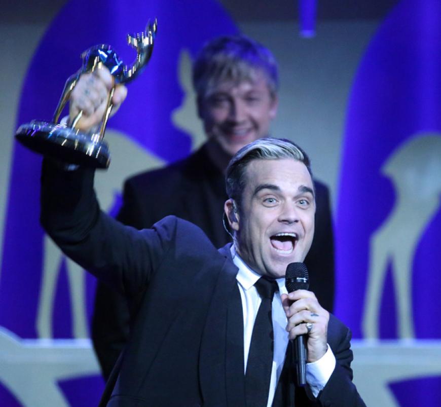 Wer ist denn das hinter unserem allerliebsten Entertainer Robbie Williams?