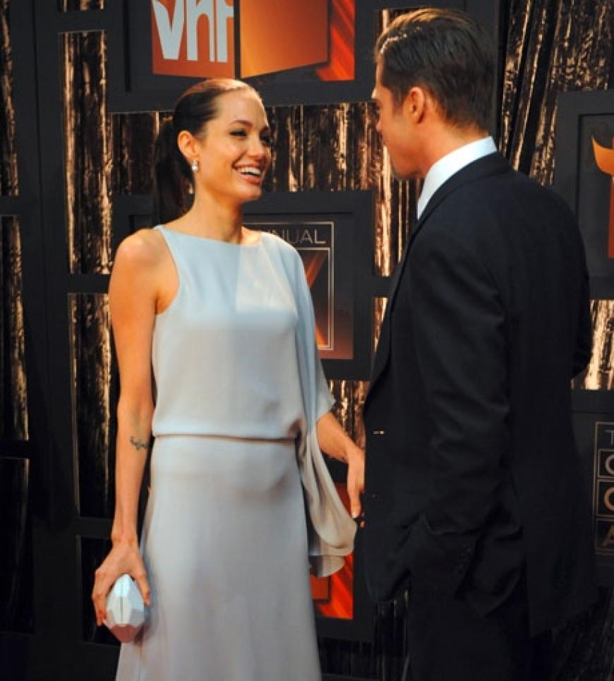 Jolie trug ein bezaubernd schlichtes Kleid von Max Azria.
