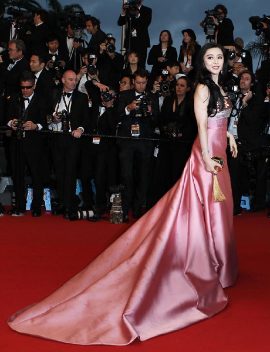 Wow! Die chinesische Fan Binbing in einer seidenen Traumrobe