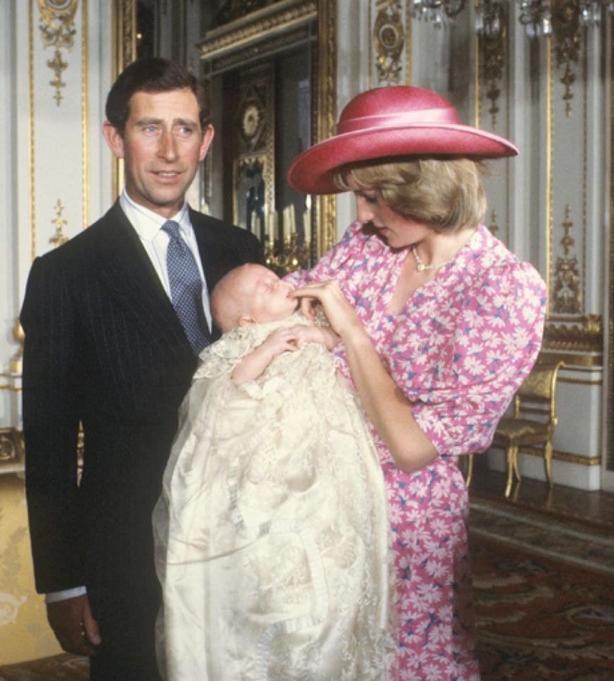 Auch´ die Queen-Enkel Prinz William, 31, und Prinz Harry, 29, wurden in dem Spitzenkleid getauft. Hier sehen wir Lady Di und Prinz Charles mit Sohnemann William im August 1982