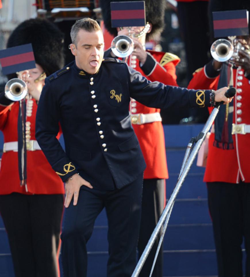 Was für ein Star-Aufgebot! Zum 60. Thronjubiläum der Queen feierten alle mit - sogar die Superstars. Zum Abschluss des viertägigen Feiermarathons gab es vor dem Buckingham Palast in London ein Mega-Konzert. Mit dabei: Robbie Wiliams, Kylie Minogue und viele mehr!