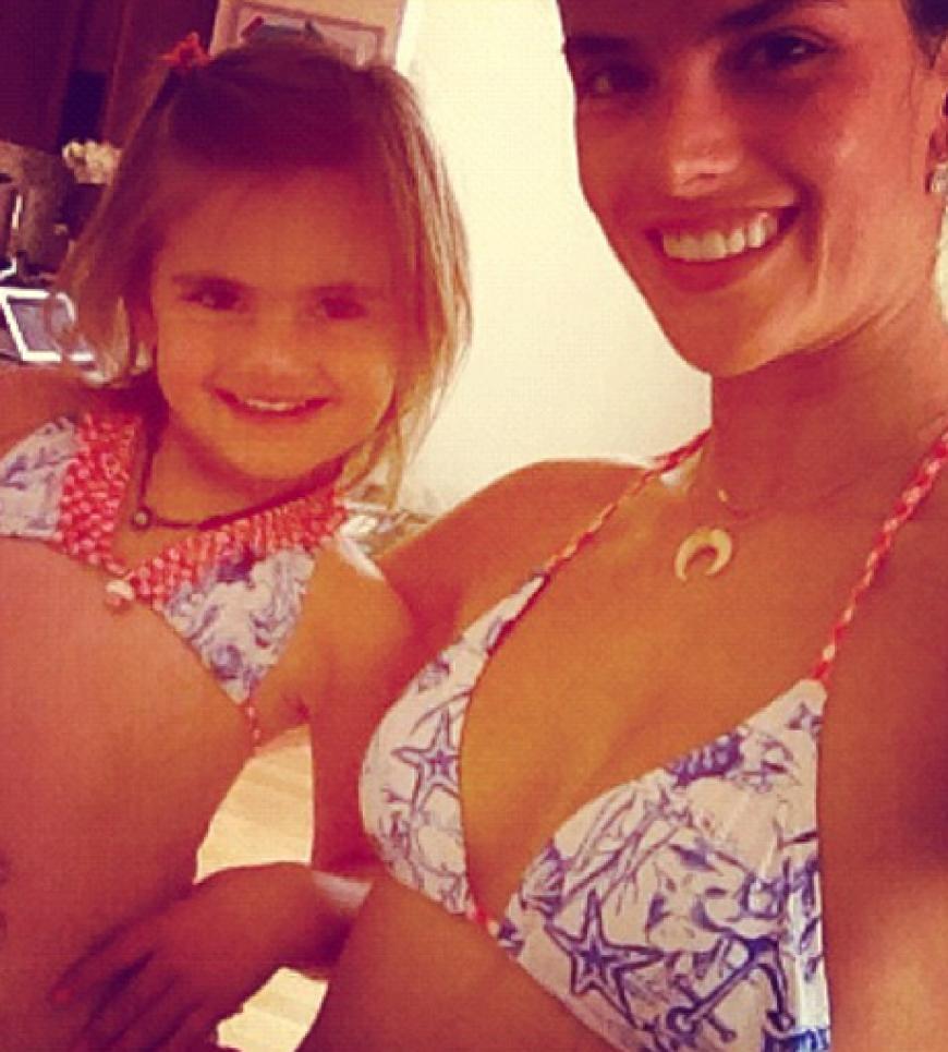 Wie die Mutter, so die Tochter: Supermodel Alessandra Ambrosio und Tochter Anja trugen denselben Bikini. Süß!