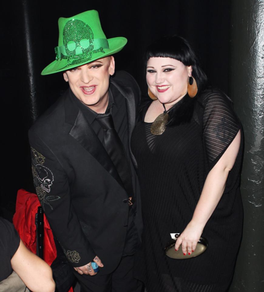 Ganz groß im gemeinsamen Posen - und Spenden sammeln: Boy Goerge und Beth Ditto