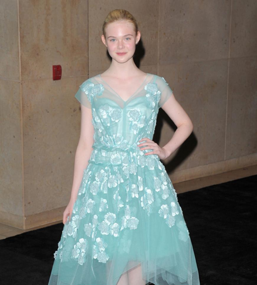 Elle Fanning kam in einem türkisfarbenen Tutu ähnlichen Kleid zur Verleihung
