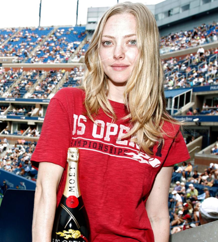 Amanda Seyfried post mit Champagner-Flasche vor dem Center Court