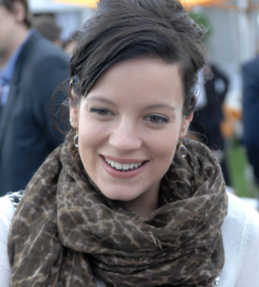 Nach zwei Fehlgeburten hat es endlich geklappt! Die britische Sängerin Lily Allen brachte am 25.11.2011 ein Mädchen zur Welt und krönte damit die Liebe zwischen ihr und Sam Cooper, die sich im Juni das Ja-Wort gaben