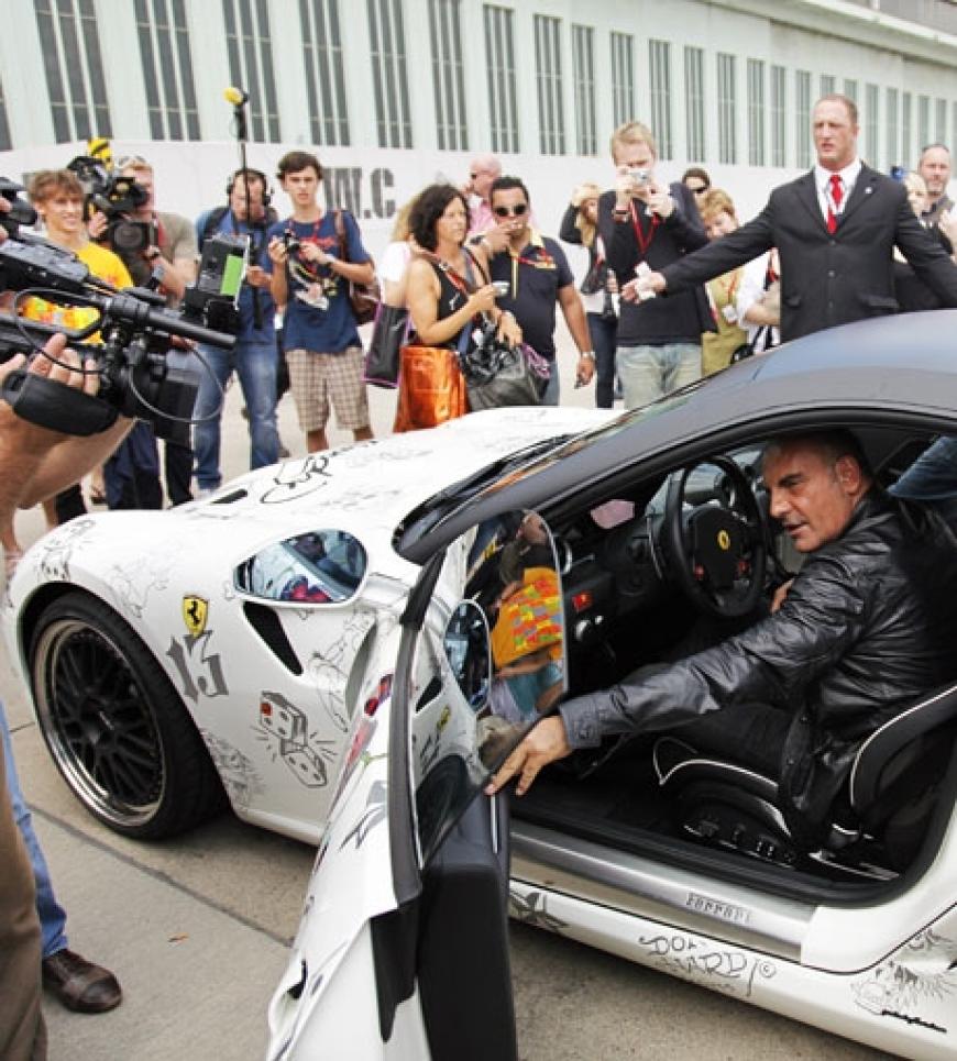 Nach der Besichtigung seines Stands, ließ er es sich nicht nehmen, mit einem Ferrari eine kleine Spritztour zu machen