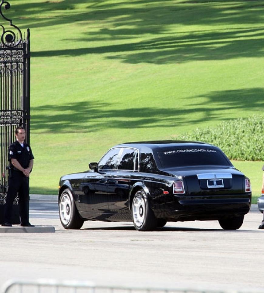 Ein Wagen der Familie Jackson erreicht den Forest-Lawn-Friedhof
