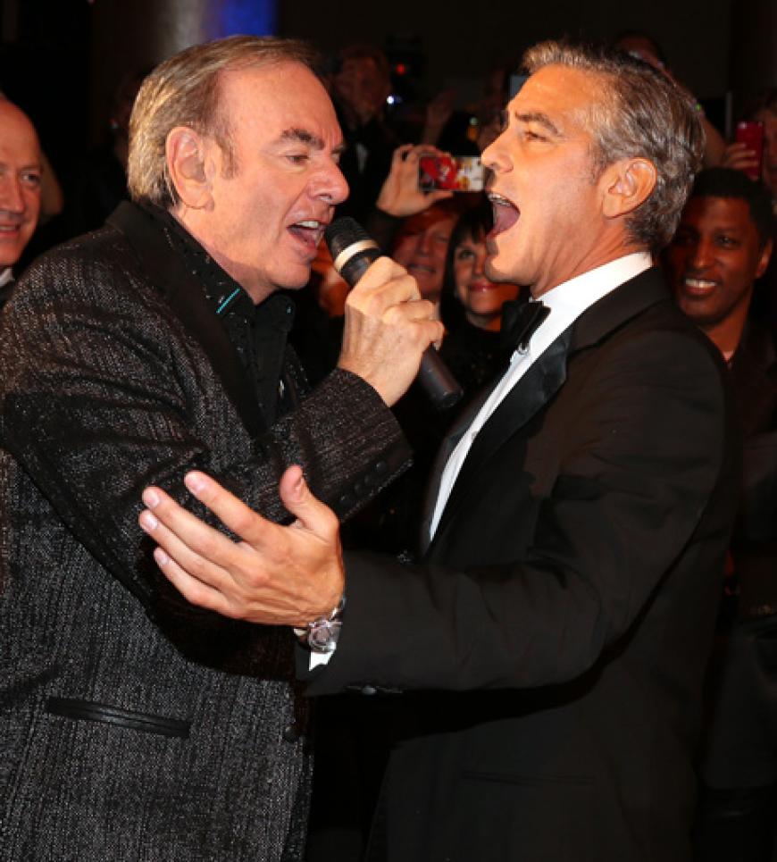 Dann schmetterte Clooney los und gab sogar ein kleines Duett mit Neil Diamond zum Besten
