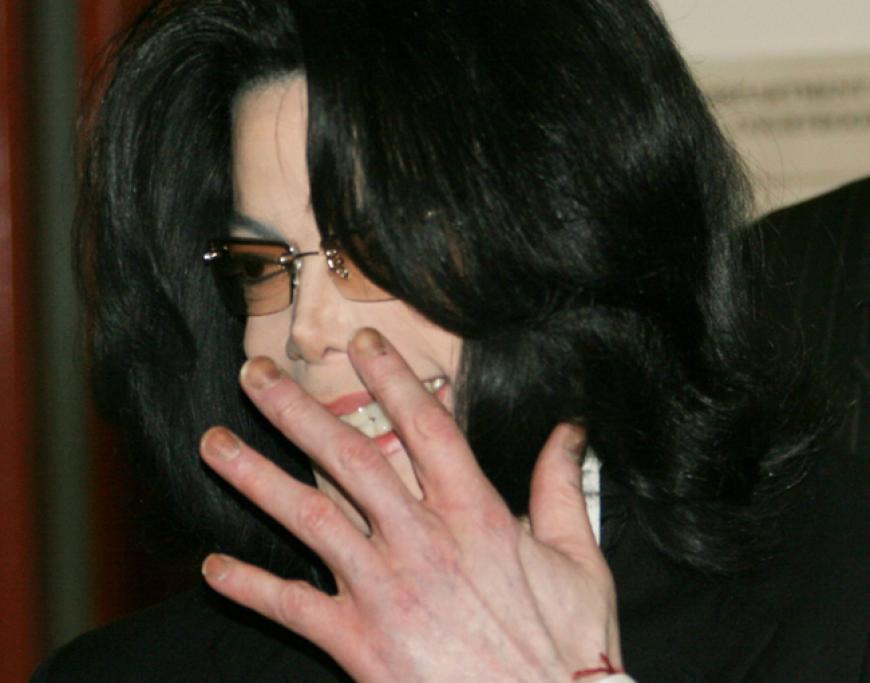 Zu Lebzeiten musste sich Michael Jackson mit dem Vorwurf des Kindesmissbrauchs auseinandersetzen. Am Ende wird er freigesprochen
