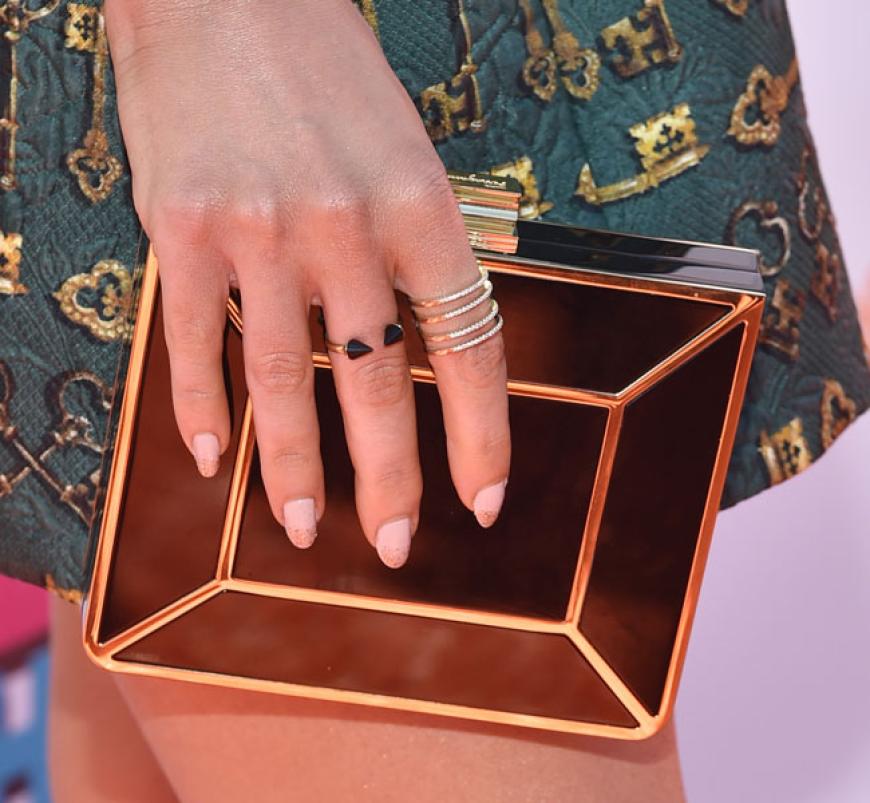 Megan Fox hatte eine supercoole Clutch dabei. Wollen wir auch haben!