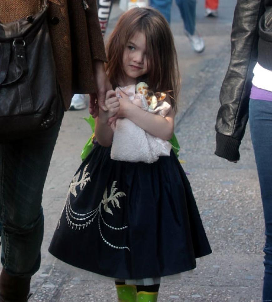 Suri Cruises Geburtstagsparties kosten rund 100.000 Dollar und ihre Gäste sind die berühmtesten Kinder Hollywoods. Suri zeigt sich gern in Designer-Klamotten und geht hin und wieder zur Maniküre