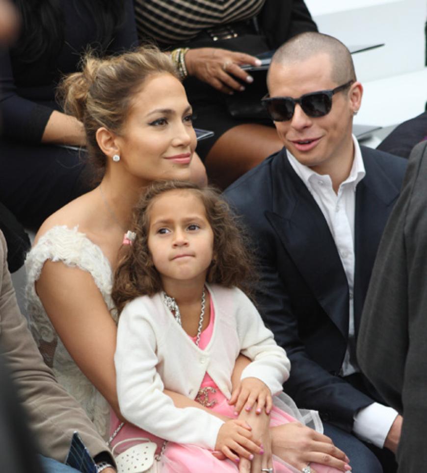Jennifer Lopez mit der kleinen Emme und Lover Casper Smart bei der Fashion Week Paris
