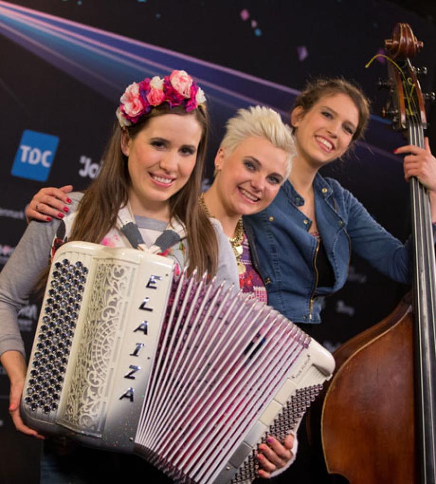 Und dann sind Elaiza an der Reihe! Als Zwölfte singen die drei Musikerinnen