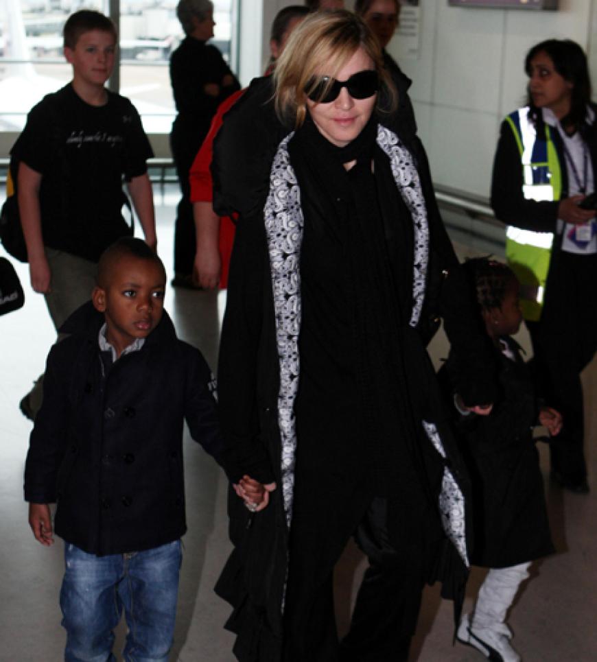 Madonna reist mit ihren Kindern David und Mercy