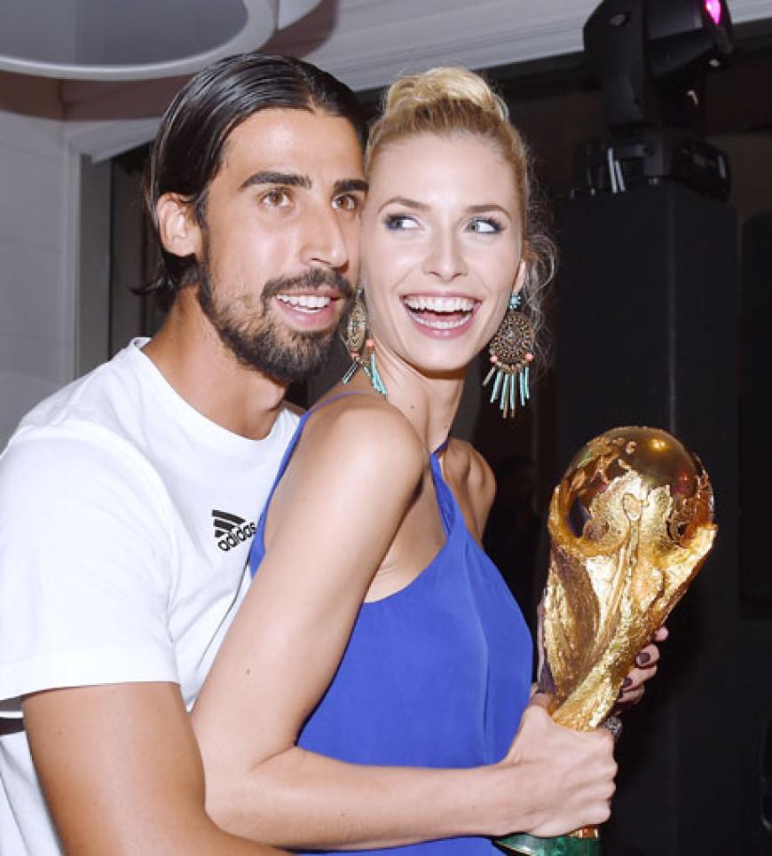 Model Lena Gercke kuschelt mit, Sami Khedira, der im Finalspiel leider ausfiel, und dem WM-Pokal