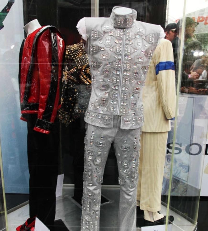 Zahlreiche exklusive Outfits des Popstars wurden bei der Premiere in der kalifornischen Metropole ausgestellt