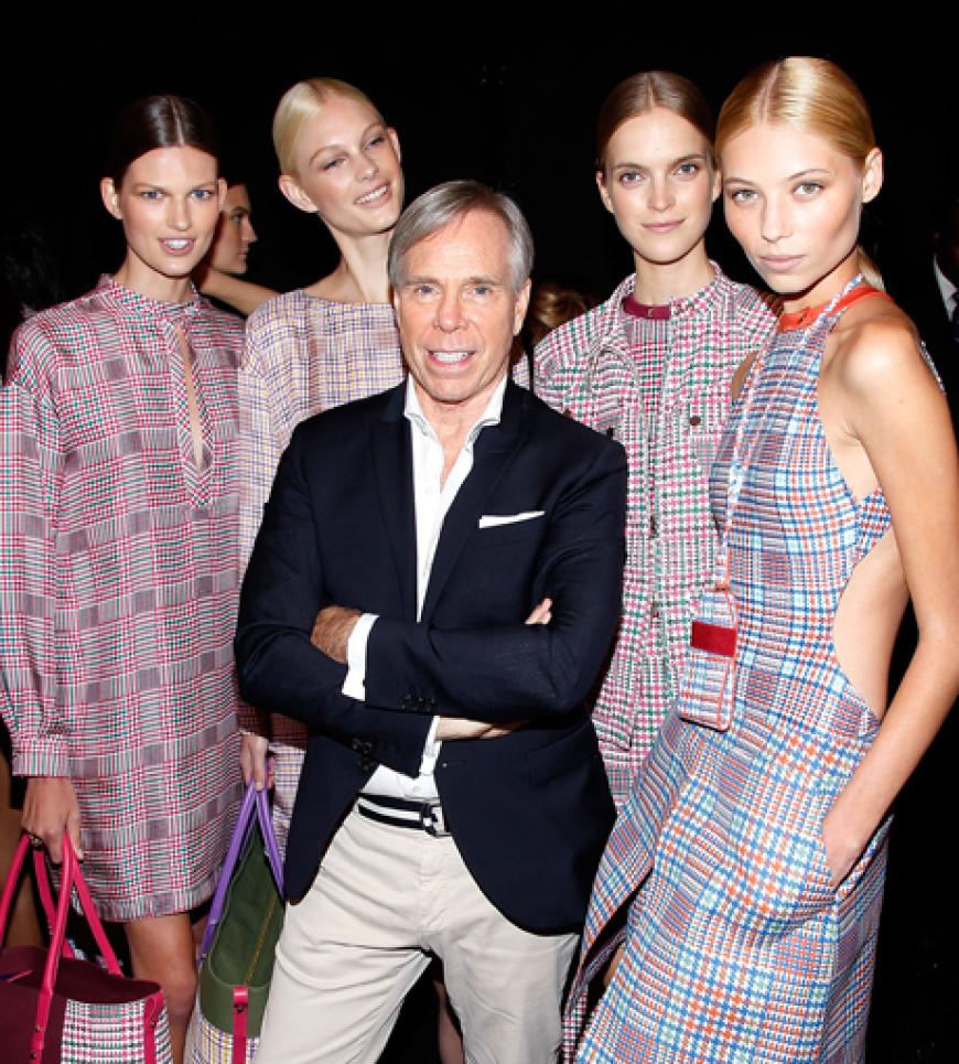 Tommy Hilfiger inmitten seiner Models