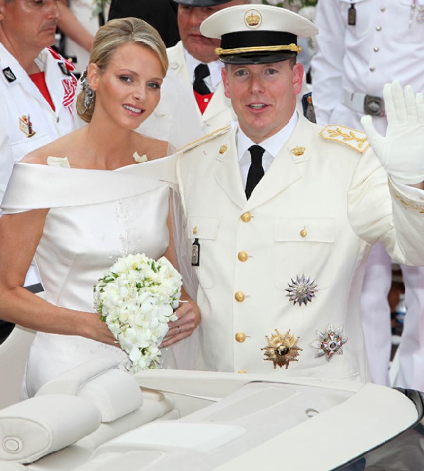 Ganz in Weiß: Charlene und Albert vor dem Palast