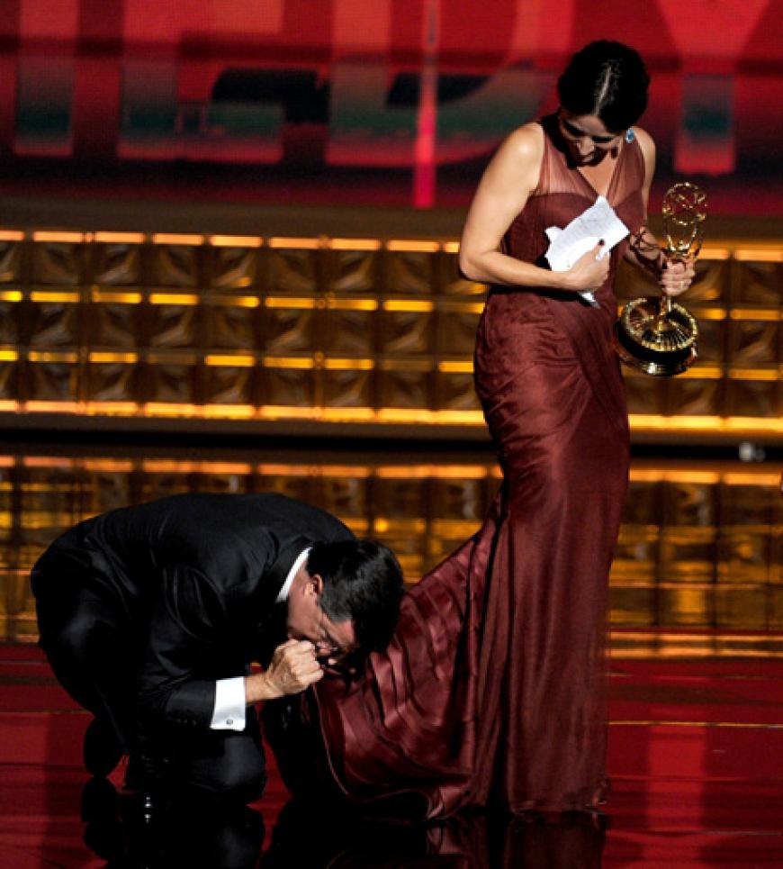 Festgebissen: Da hängt jemand in dem Kleid von Emmy-Preisträgerin Julia Louis-Dreyfus fest