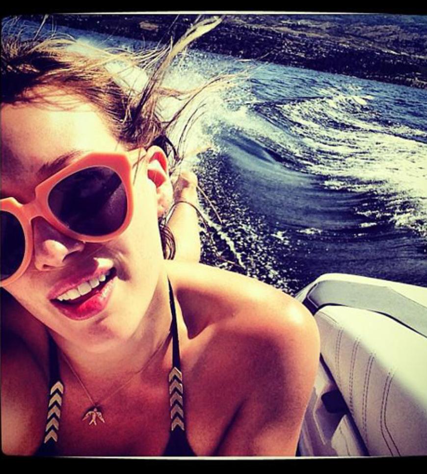 Sonnenbrille, Bikini und Wellen: Diesen Schnappschuss postete Hilary Duff auf Facebook. Gefällt uns!