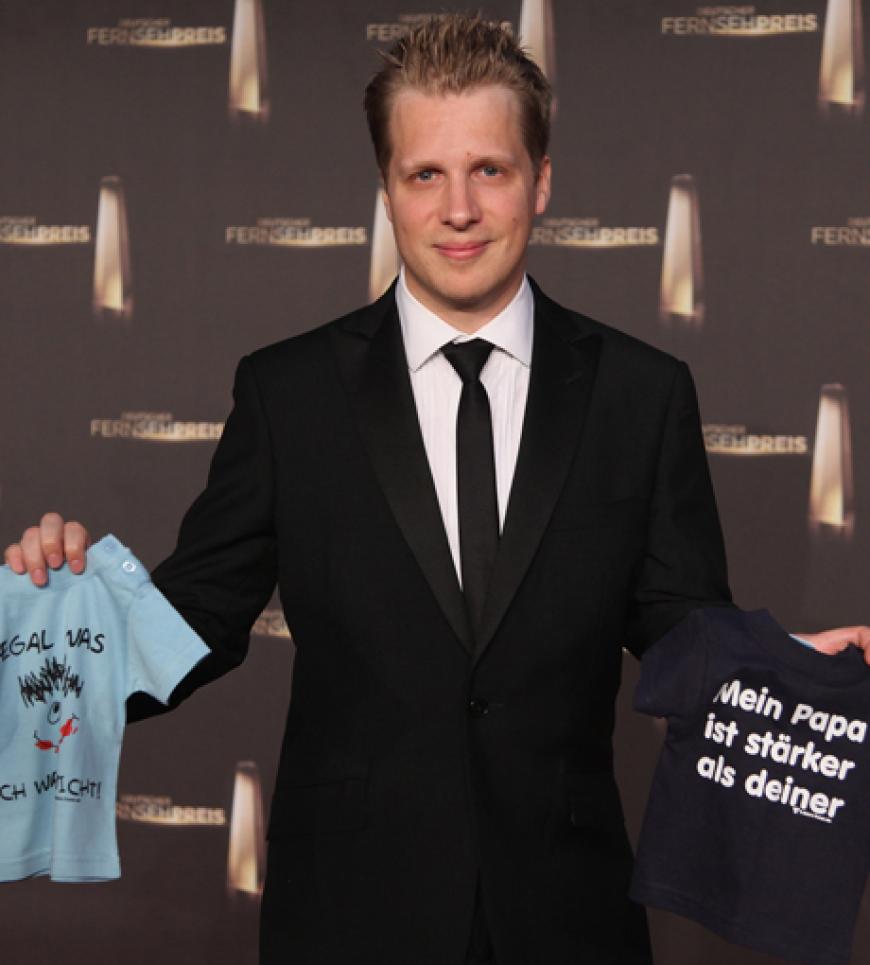 Ist sich für keinen Scherz zu schade: der frischgebackene Zwillingsvater Oliver Pocher kam mit Babyshirts