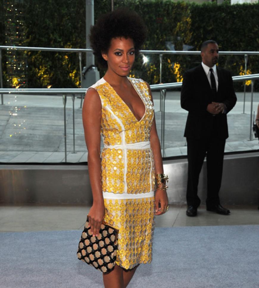 Das ist deine Farbe, Solange! Das leuchtende Gelb passt super zur dunklen Haut der Sängerin. Auch die Accessoires (Schuhe: Missoni, Tasche: Marni) sind perfekt auf den sommerlichen Marni-Dress abgestimmt