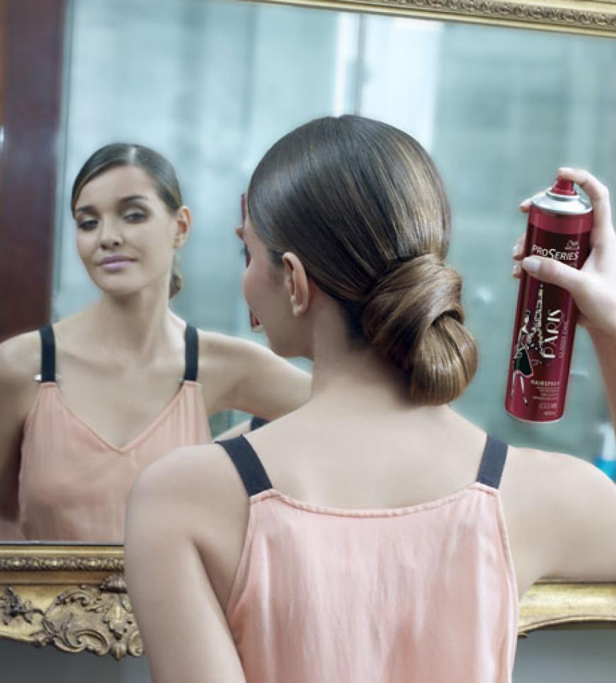 Zum Schluss alles mit Haarspray besprühen. Et voilá...fertig ist die Pariser Traumfrisur!