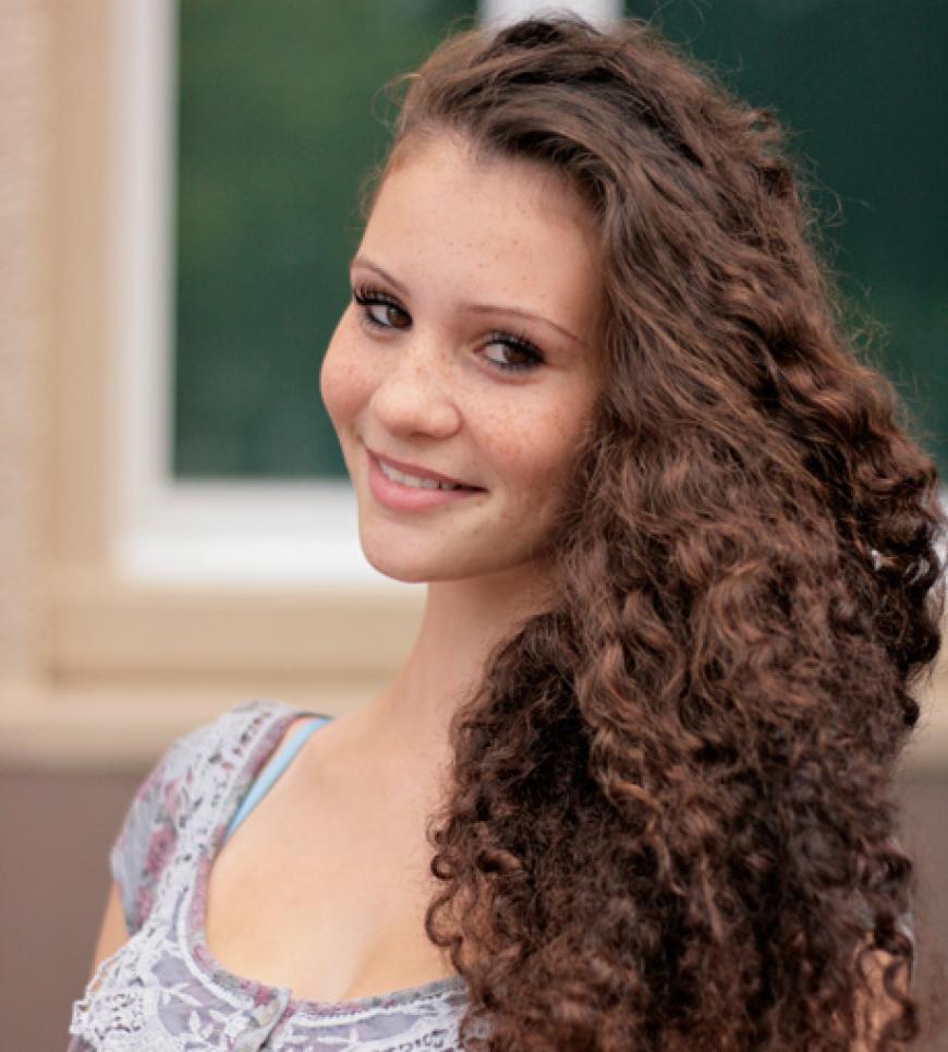 Lockenkopf Betty, 17, aus Wrietzen erfüllt ebenfalls die GNTM-Regeln