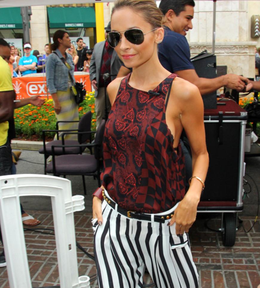 Nicole Richie ist noch dünner geworden. In einem Einkaufszentrum schockiert sie mit hervortretenden Knochen. Zum Kaschieren der Krankheit trägt sie eine weite Hose