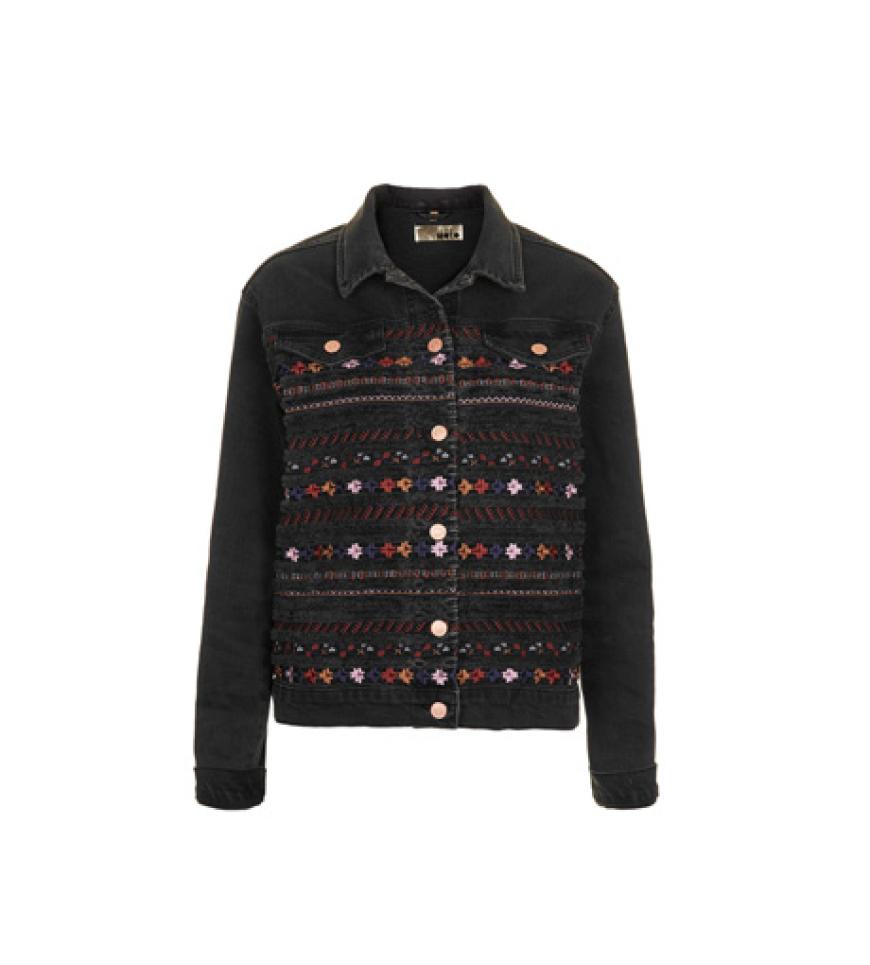 Handarbeit: Jeansjacke mit Blüten bestickt von Moto über topshop.com, ca. 85 Euro