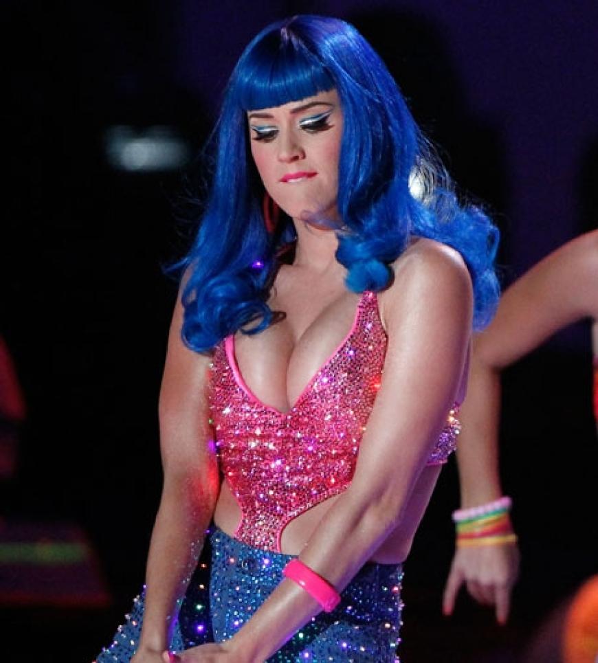 Katy Perry setzt ihren Traumkörper immer gekonnt in Szene. Ihre Bühnen-Outfits sind knallbunt - und mega sexy