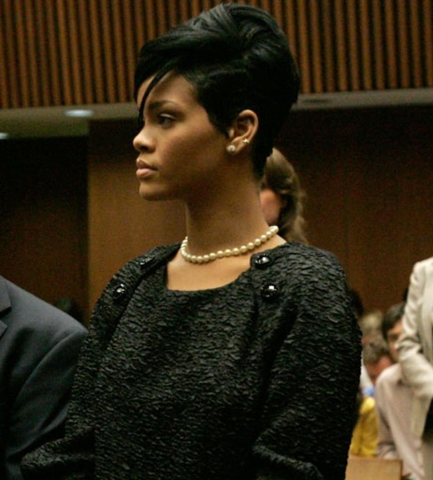 Ganz seriös: Rihanna wählte für den Gerichtstermin ein schwarzes Kostüm und eine Perlenkette