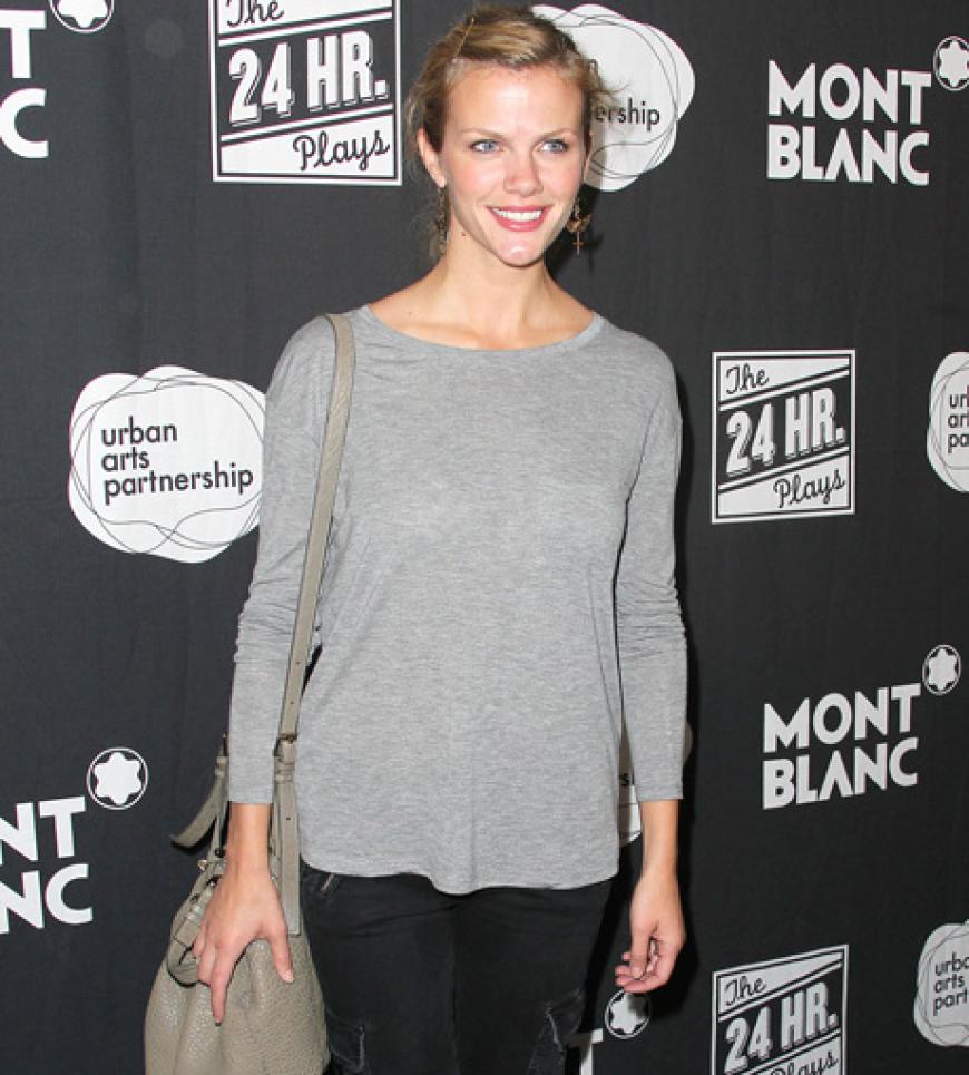 Da wollte wohl jemand Verstecken spielen. Brooklyn Decker ist in ihrem graue-Maus-Oufit jedenfalls bestens getarnt
