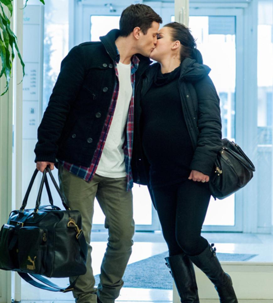 Das Paar auf dem Weg ins Krankenhaus. Kim hat Angst vor der Geburt