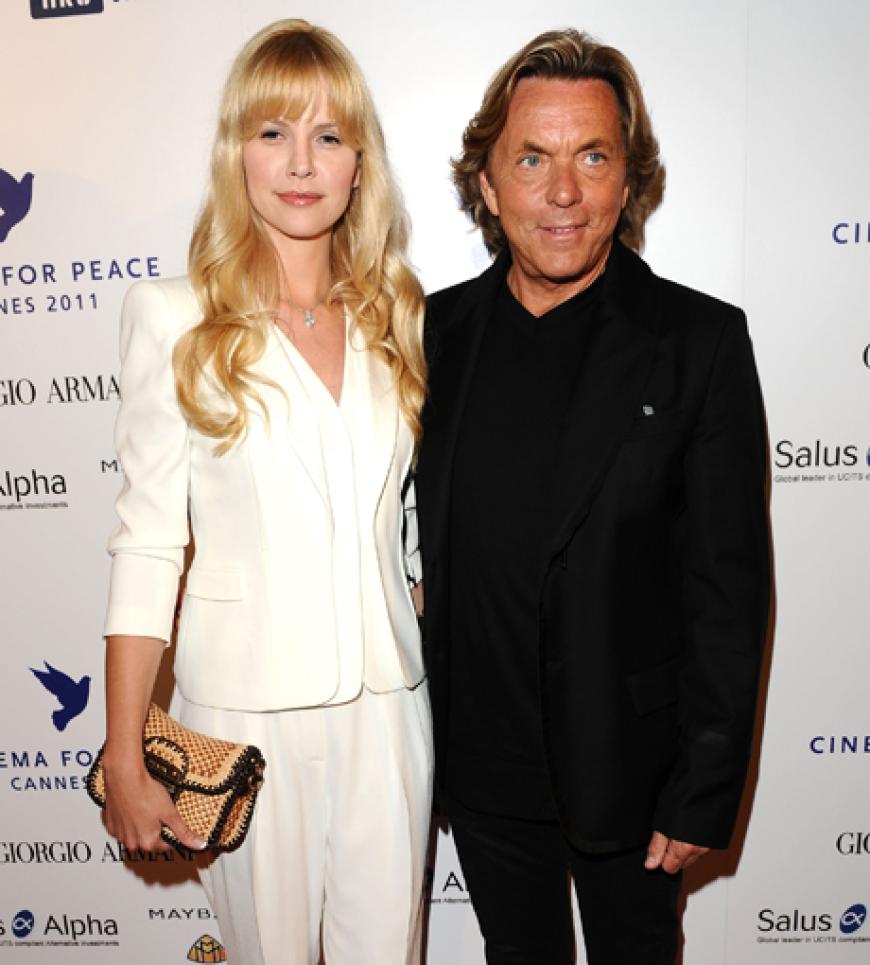 Der deutsche Designer Otto Kern hielt seine Frau Naomi-Valeska ganz fest im Arm