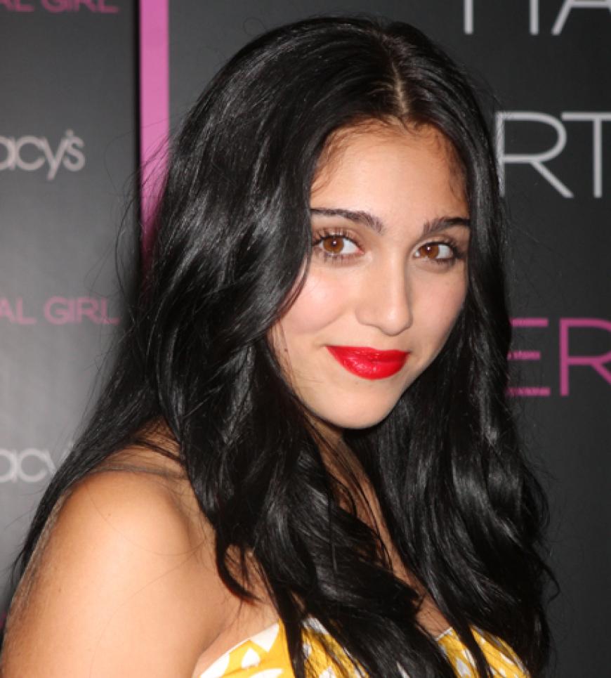 Sie ist vor den Augen der Öffentlichkeit aufgewachsen - wo Lourdes Ciccone auftaucht, sind die Paparazzi nicht weit. Obwohl sie erst 16 Jahre alt ist, gehört die Tochter von Popstar Madonna zu den It-Girls dieser Welt. Grund genug, um ihr Leben in Bildern zu zeigen. Viel Spaß beim Durchklicken!