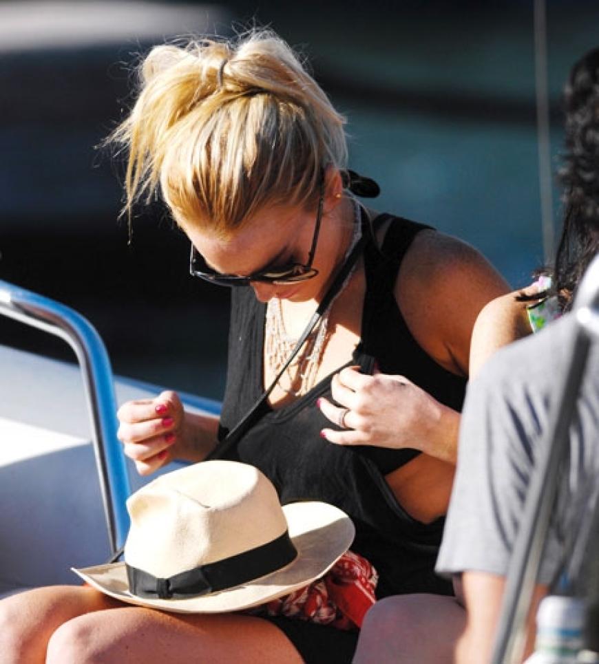 Lindsay Lohan überprüft ihr Outfit