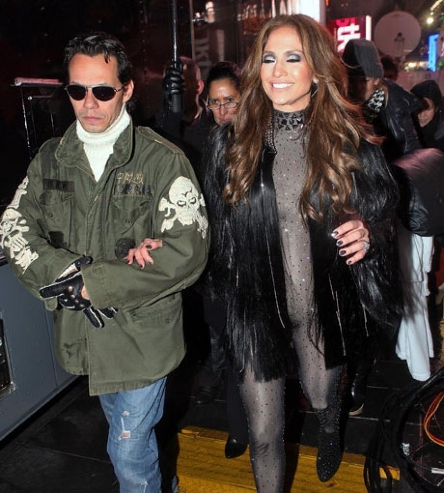 Jedes Jahr findet am New Yorker Times Square eine riesengroße Silvesterparty statt. Dieses Mal mit dabei: Jennifer Lopez, die von ihrem Ehemann Marc Anthony auf die Bühne begleitet wurde