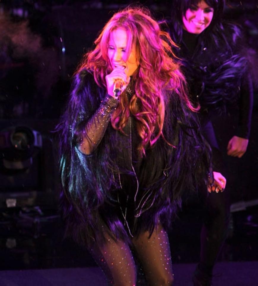 Jennifer Lopez performt auf der Bühne