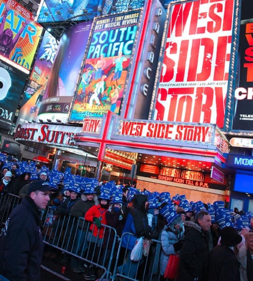 Tausende Menschen versammeln sich jedes Jahr am New Yorker Times Square, um gemeinsam Silvester zu feiern