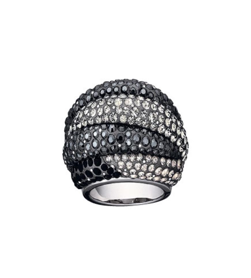 Glam-Rock de luxe: Mit glänzendem
Silber, Nieten und ganz viel
Leder wird die Tanzfläche zu Ihrem Laufsteg!
Discokugel: Großer Strassring von Swarovski, ca. 240 Euro
