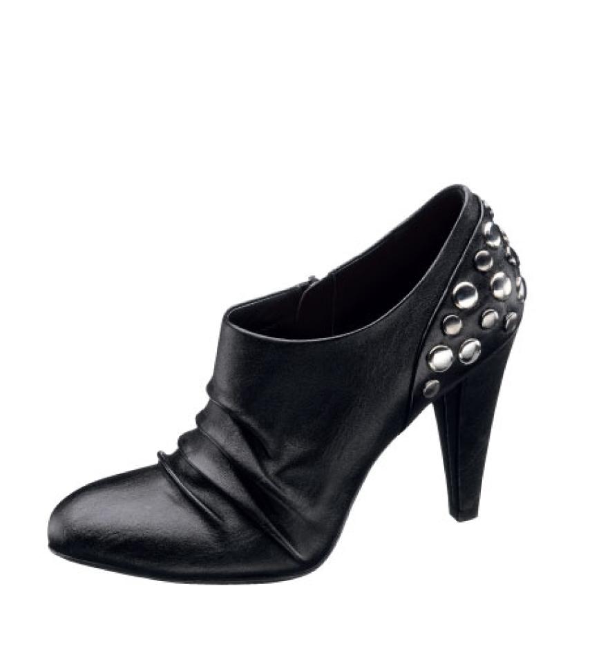 Starker Auftritt: Ankle Boots
mit Metallbeschlägen von Deichmann, ca. 20 Euro