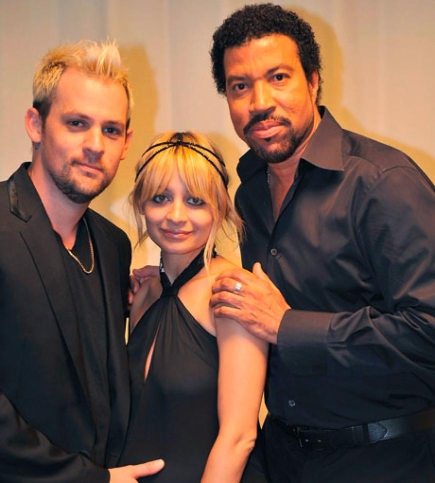 Das Paar posiert zusammen mit Nicoles Adoptivvater Lionel Richie