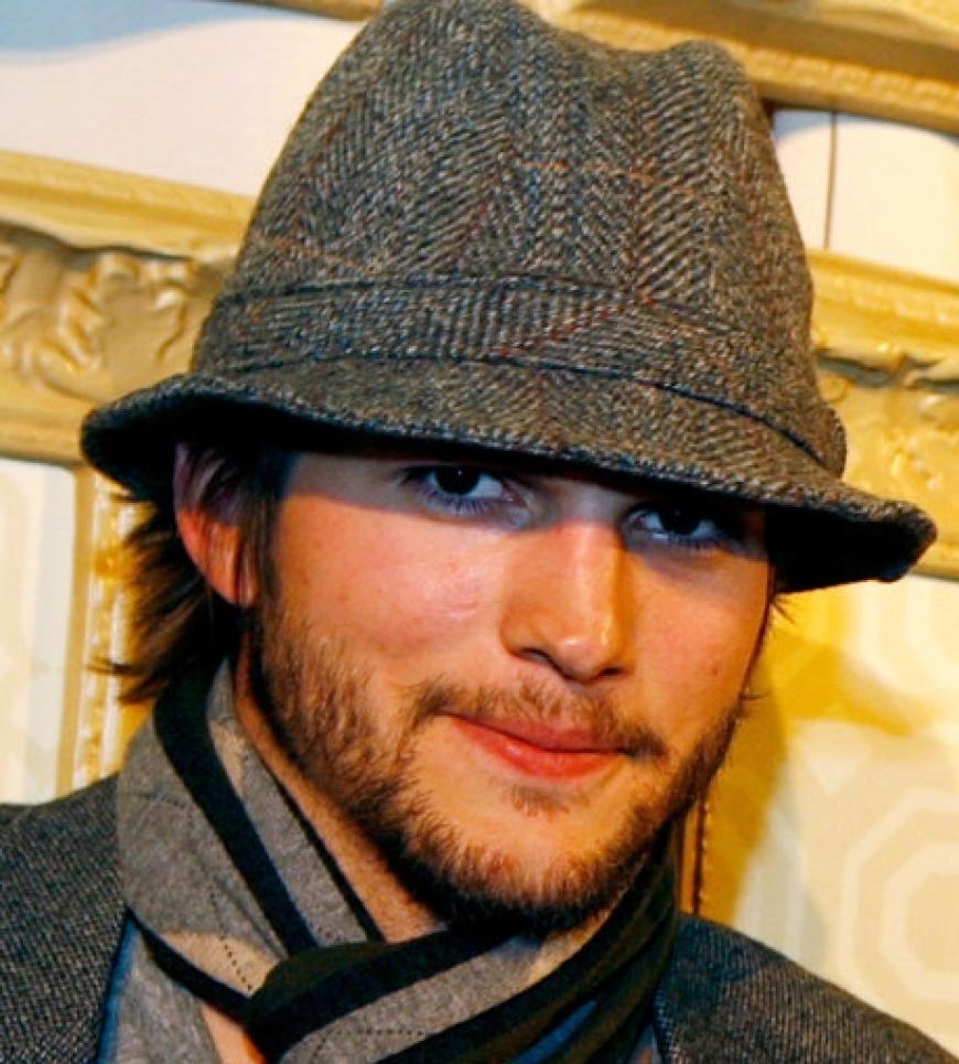 Ashton Kutcher beweist immer wieder, dass er Stil besitzt. Der Schauspieler stimmt seine Outfits immer farblich aufeinander ab