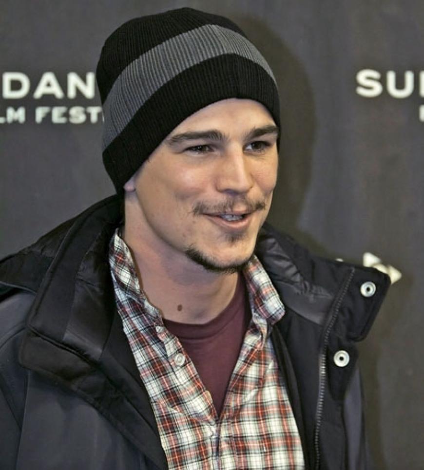 Josh Hartnett mags lässig und kombiniert Karohemd mit Streifenmütze